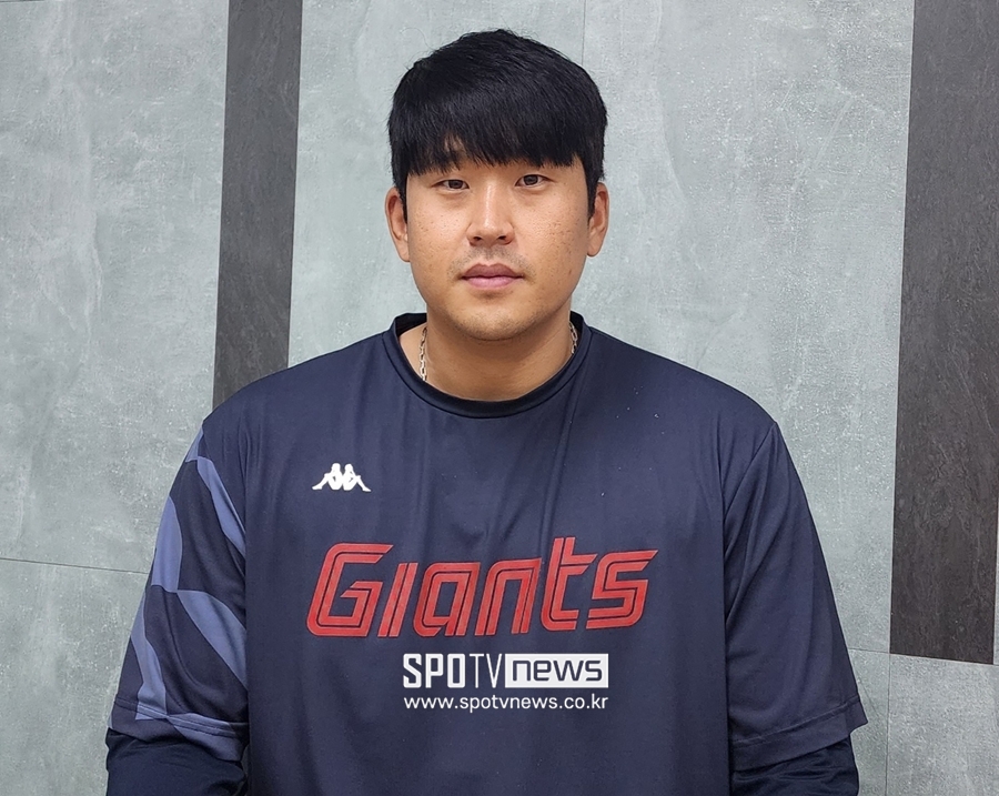 ▲ 인터뷰 중인 롯데 자이언츠 포수 유강남. ⓒ사직, 박정현 기자