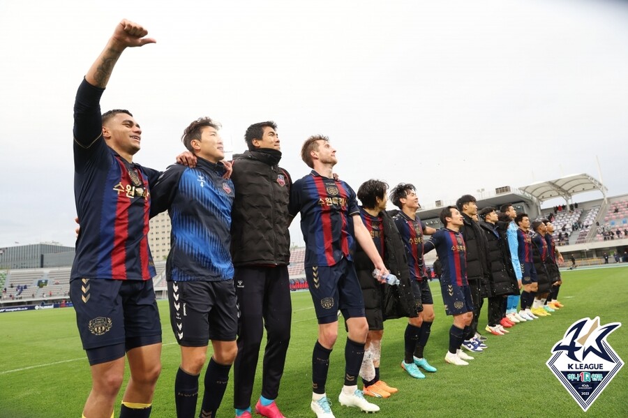 ▲ 경기 후 세리머니를 펼치는 수원FC. ⓒ한국프로축구연맹
