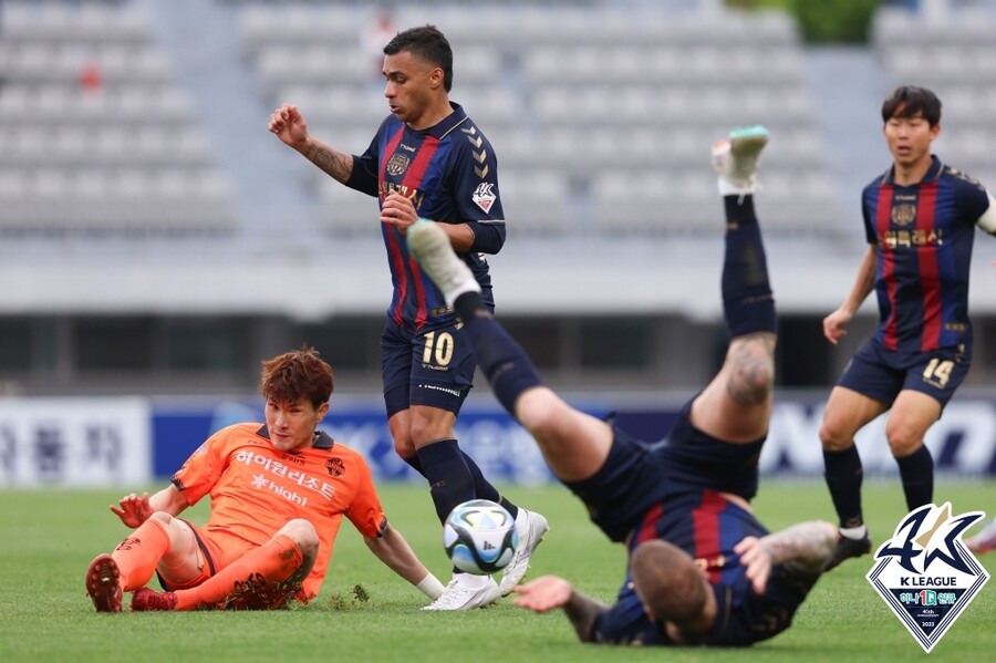 ▲ 경기 막바지 환상적인 프리킥 골로 2-0 승리를 완성한 무릴로. ⓒ한국프로축구연맹