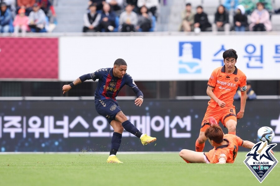 ▲ 데뷔전을 치른 수원FC 외국인 공격수 루안. ⓒ한국프로축구연맹