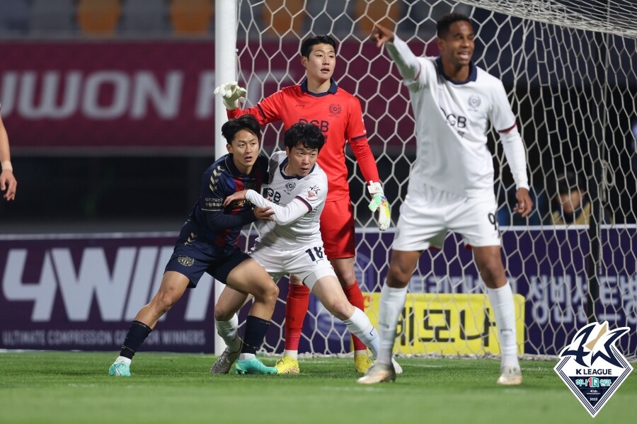 ▲ 코너킥 상황에서 경합하는 이승우. ⓒ한국프로축구연맹