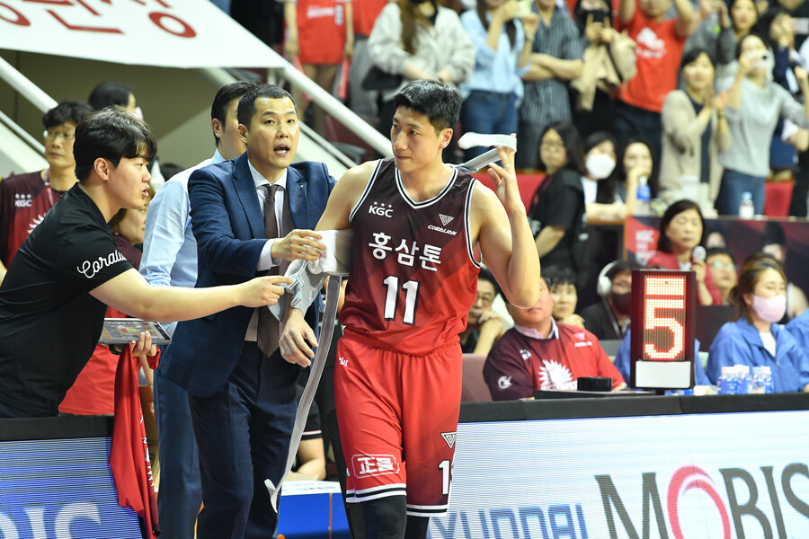 ▲ 양희종이 우승의 기쁨을 만끽했다. ⓒKBL