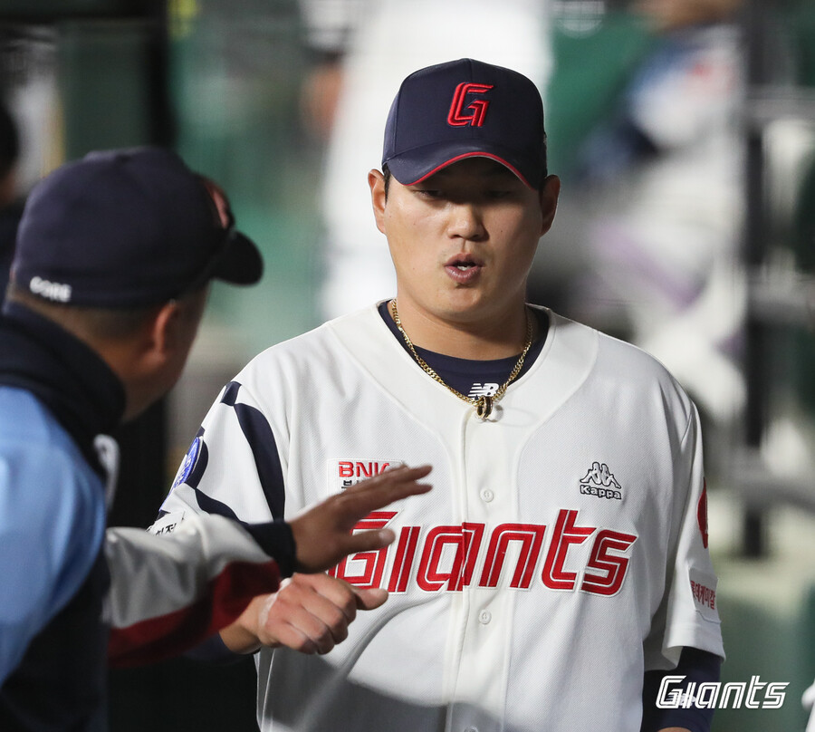 압도적 팬 지지…롯데 나균안, ERA 0.47 NC 페디 제치고 4월 MVP 선정