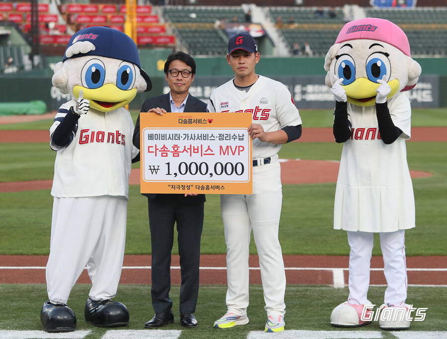 ▲ 롯데 4월 MVP 김진욱 ⓒ 롯데 자이언츠