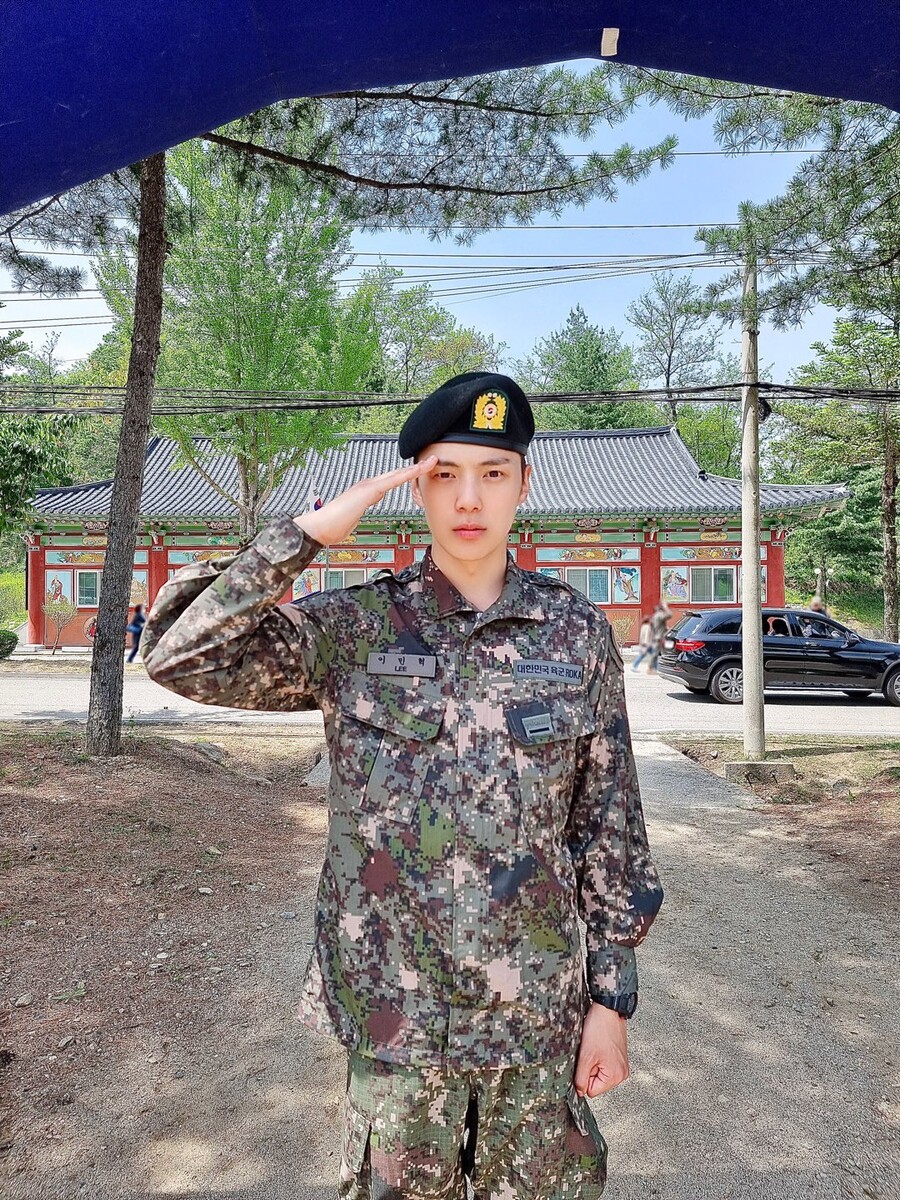 몬스타엑스 민혁, 훈련병 수료식 완료…늠름한 '칼각' 경례