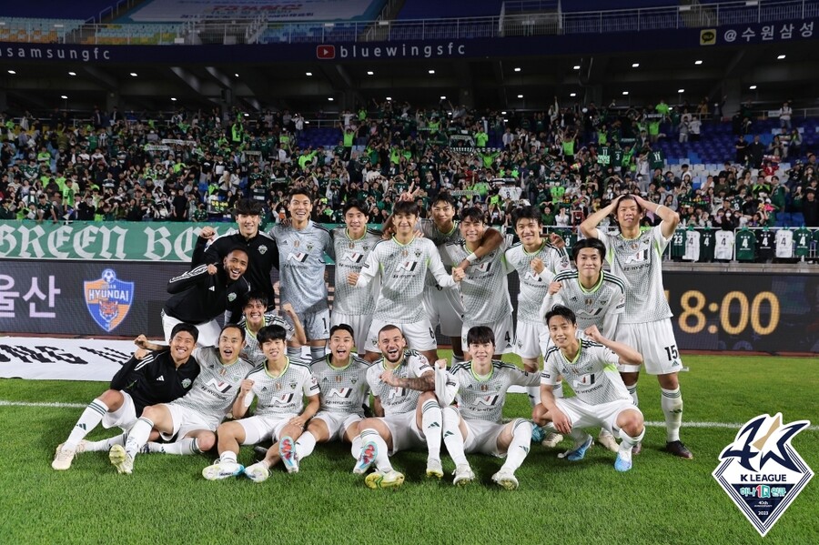 ▲ 수원 삼성전 대승 후 활짝 웃은 전북 선수들. ⓒ한국프로축구연맹