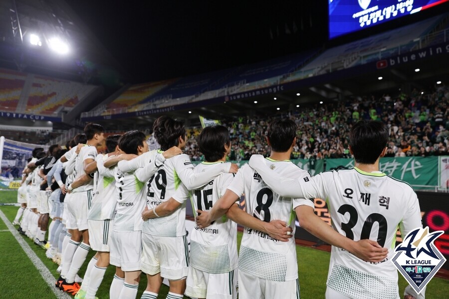 ▲ 승리를 만끽하는 전북과 팬들. ⓒ한국프로축구연맹