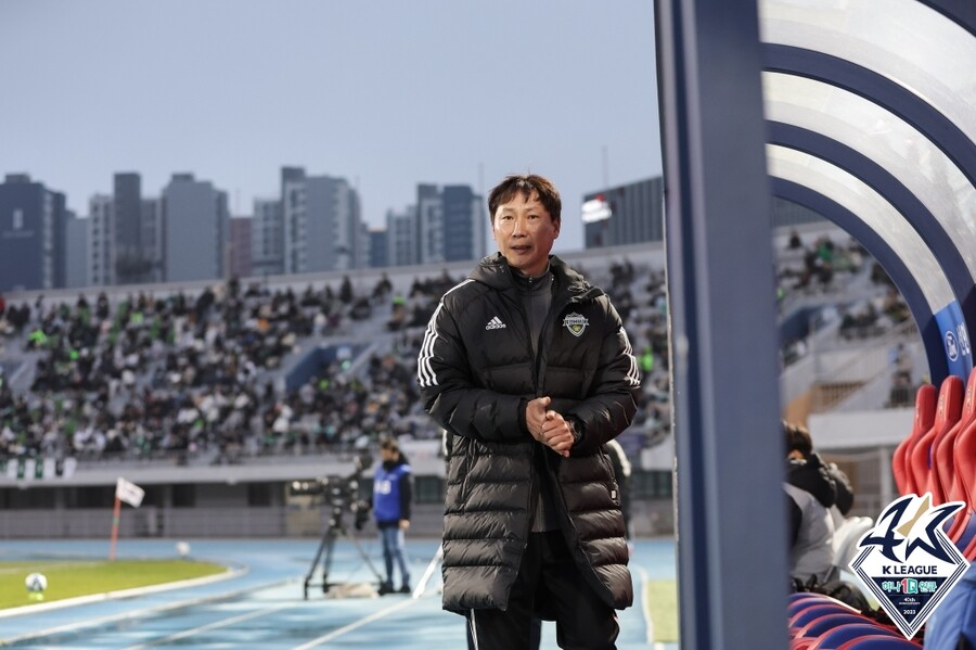 ▲ 수원 삼성전에서 3-0으로 승리한 전북 현대 선수단의 세리머니(사진 위), 이날 김두현 감독대행은 "김상식 감독에게 승리를 바친다"라고 말했다. 7라운드 수원FC전에 나섰던 김 전 감독(사진 아래) ⓒ한국프로축구연맹