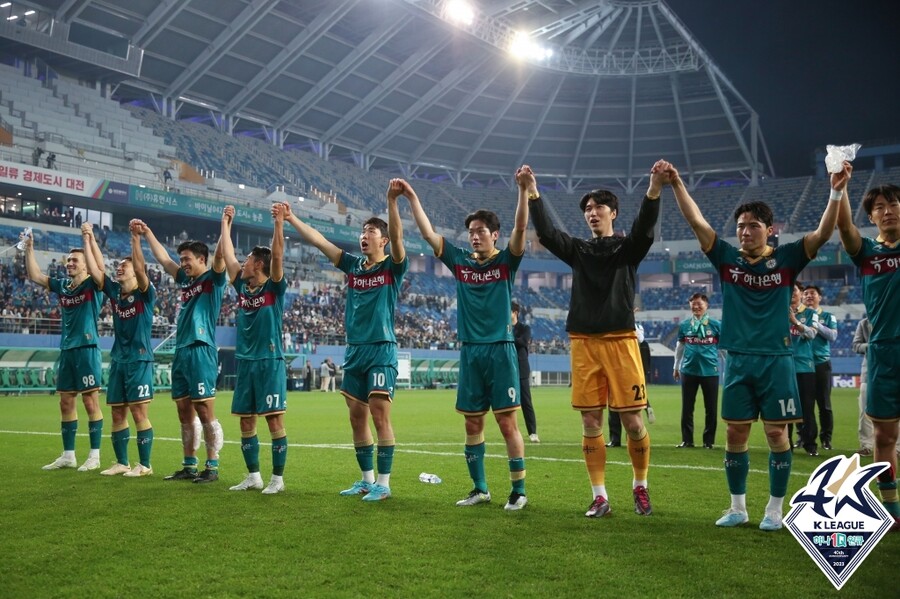 ▲ 수원FC전에서 승리한 대전 하나시티즌 선수단이 관중들과 기쁨을 나눴다.  ⓒ한국프로축구연맹