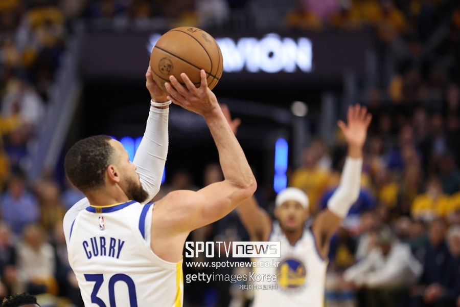 '커리 27득점' 스몰볼의 GSW, 레이커스 꺾고 살아남았다…시리즈 2-3 추격