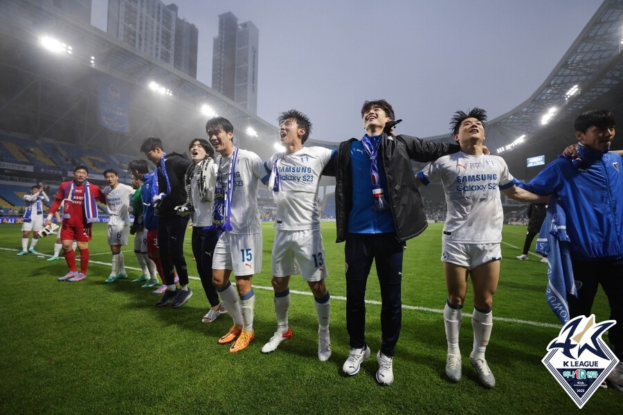 ▲ 인천 유나이티드를 잡으며 11경기 만에 올 시즌 첫 승을 신고한 수원. ⓒ한국프로축구연맹