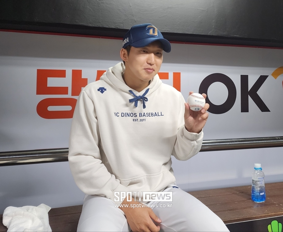 ▲ 시즌 첫 승 공을 들고 있는 NC 다이노스 투수 구창모. ⓒ수원, 박정현 기자