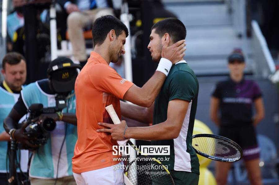 ▲ 2022년 ATP 투어 마드리드 오픈 준결승전을 마친 뒤 서로 격려하는 노바크 조코비치(왼쪽)와 카를로스 알카라스