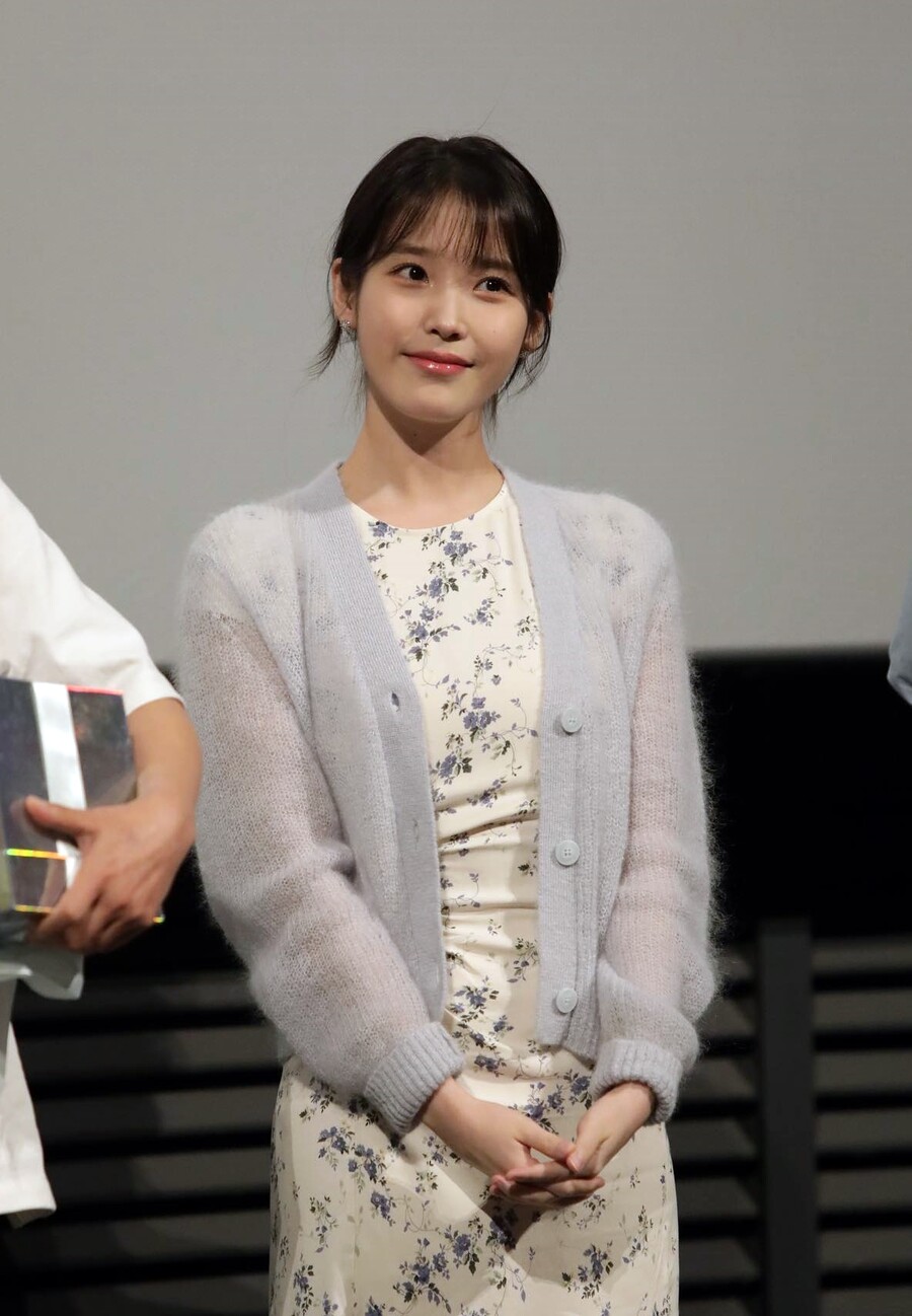 ▲ 13일 '드림' 3주차 무대인사에 나선 아이유. 출처|플러스엠 엔터테인먼트 SNS