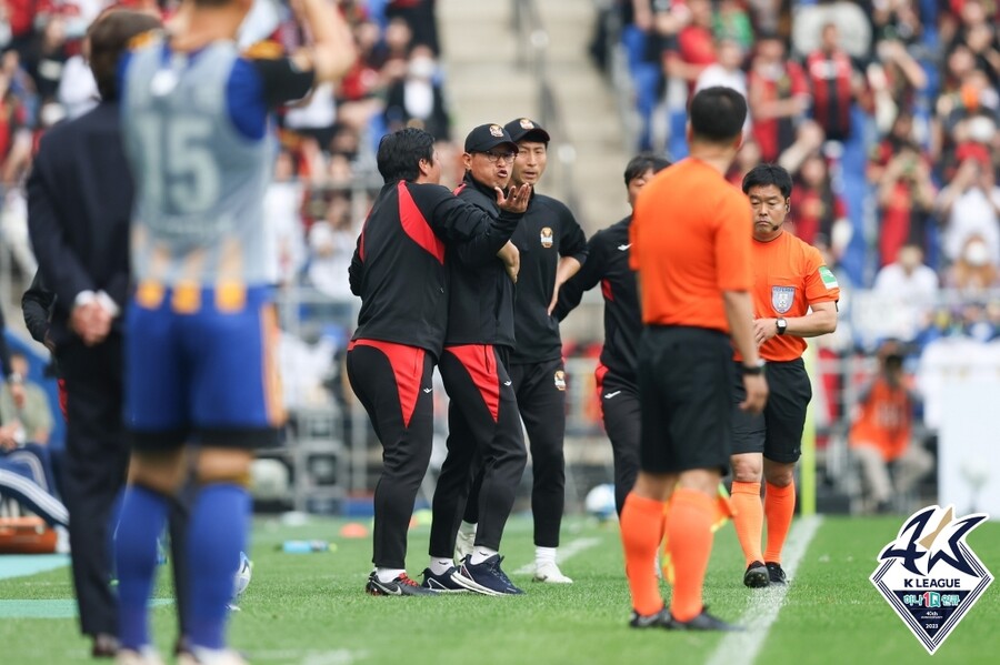 ▲ 안익수 감독 울산전에서 퇴장 ⓒ한국프로축구연맹