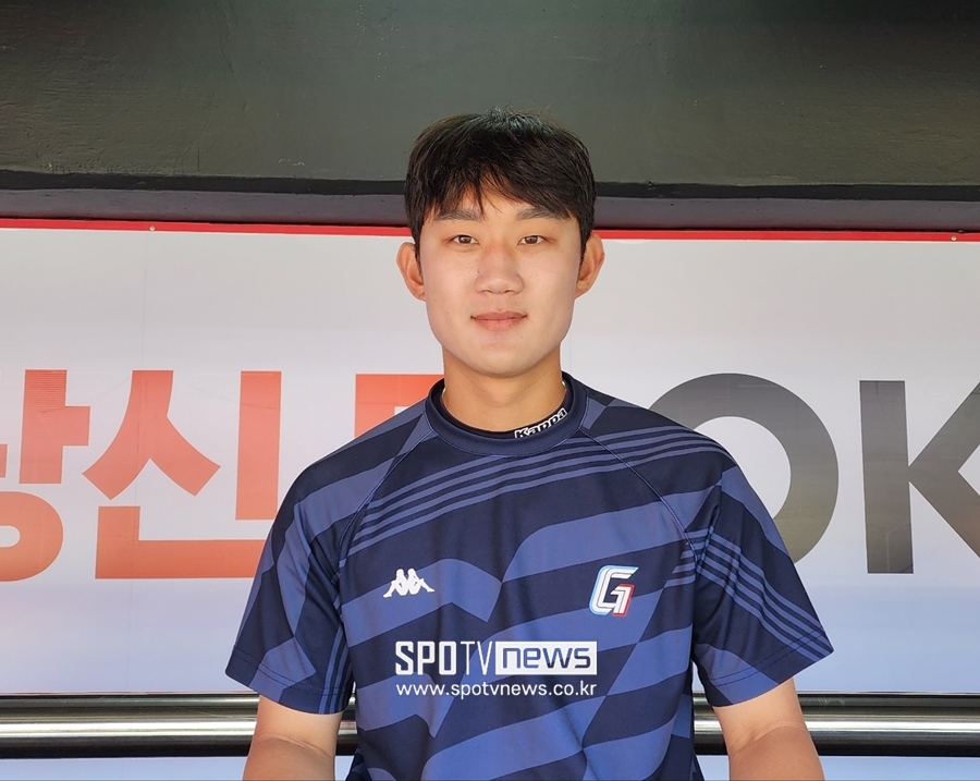 ▲ 인터뷰 중인 롯데 자이언츠 외야수 윤수녕. ⓒ수원, 박정현 기자