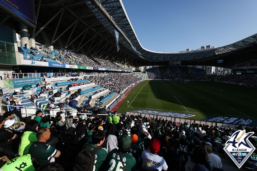 ▲ 코로나19 이후 최다 관중이 운집한 인천축구전용경기장 ⓒ 한국프로축구연맹