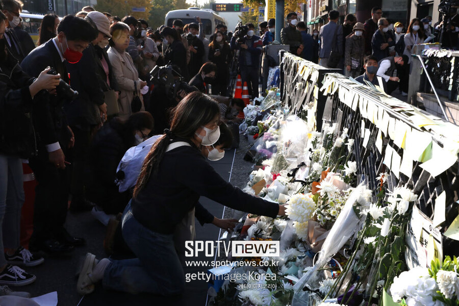 ▲ 10.29 이태원 참사 현장 인근에 만들어진 추모 공간에서 시민들이 애도를 표하고 있는 모습. ⓒ게티이미지
