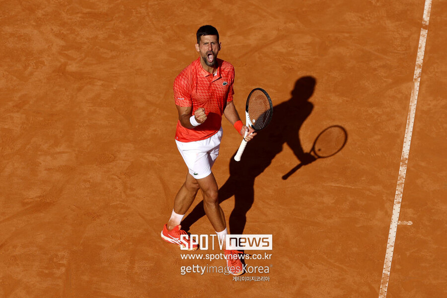 ▲ 노바크 조코비치가 2023 ATP 투어 로마오픈 단식 3회전에서 득점을 올린 뒤 포효하고 있다.