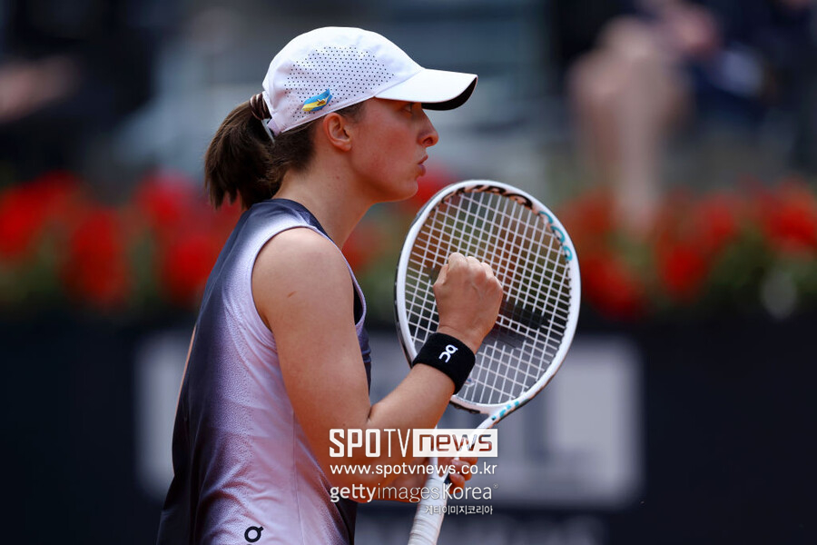 ▲ 이가 시비옹테크가 WTA 투어 로마오픈 단식 3회전에서 득점을 올린 뒤 주먹을 불끈 쥐고 있다.
