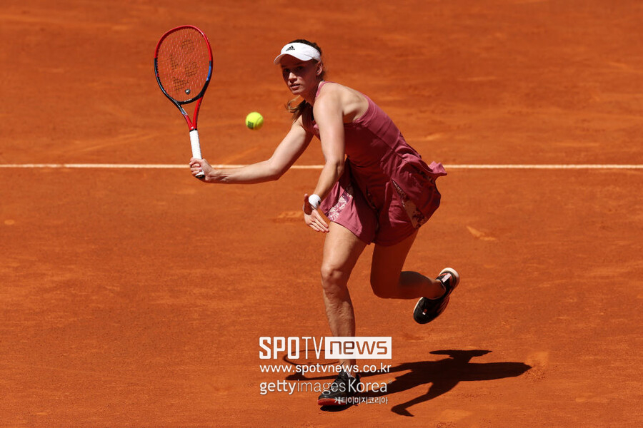 ▲ 엘레나 리바키나가 2023 WTA 투어 로마오픈 단식 3회전에서 경기를 펼치고 있다.