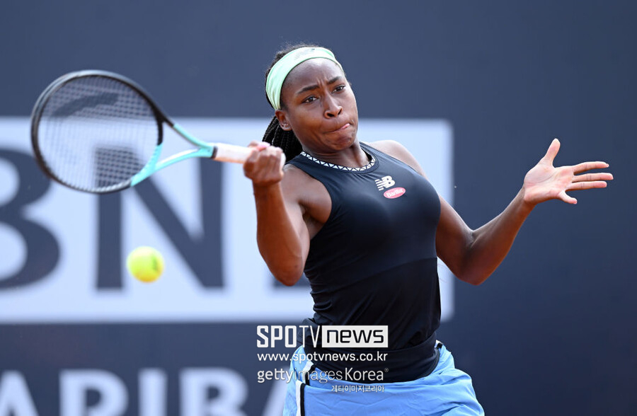 ▲ 코코 고프가 2023 WTA 투어 로마오픈 단식 3회전에서 경기를 펼치고 있다.
