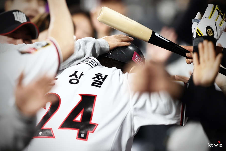 ▲ 문상철(24번)은 2023시즌 기량을 꽃피울 수 있을까. ⓒkt 위즈