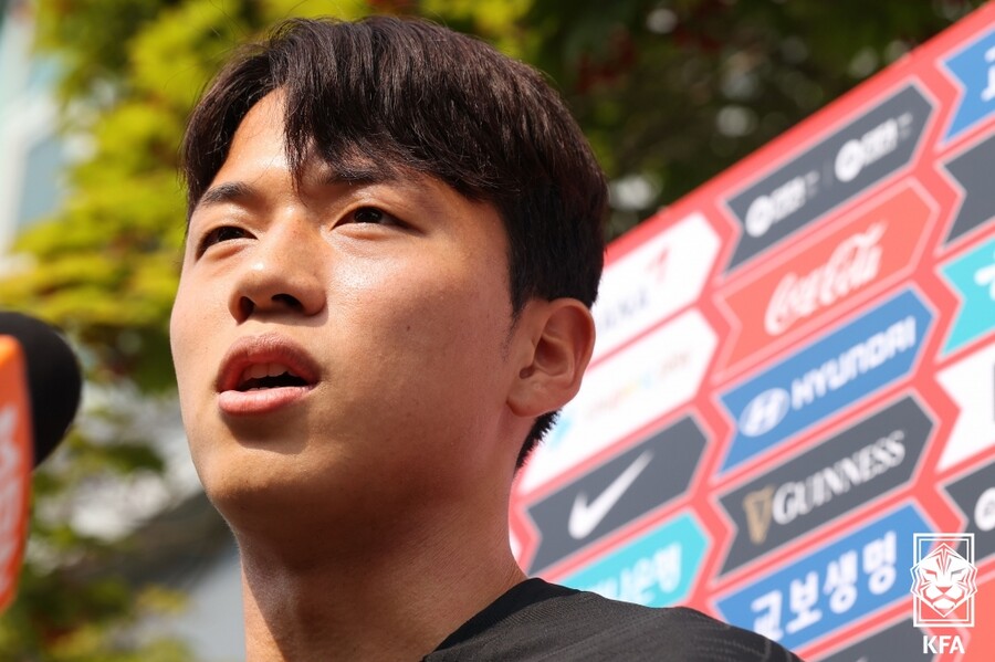 ▲  15일 파주 국가대표 트레이닝센터에서 아시안게임 축구 국가대표팀 소집 첫 날 취재진과 인터뷰하는 이재익. ⓒ대한축구협회
