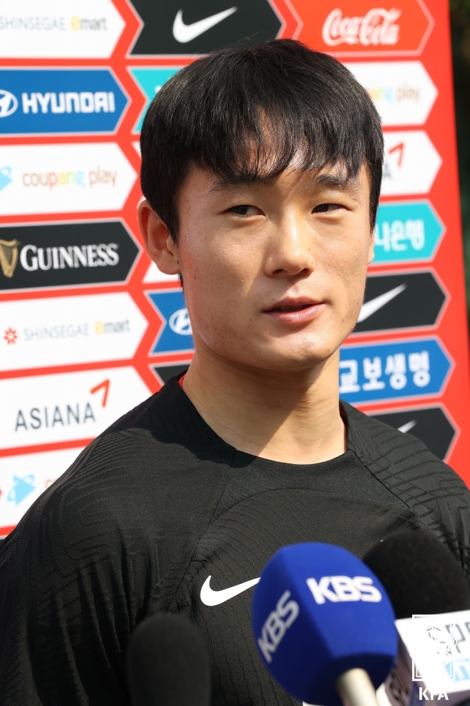 ▲ 15일 파주 트레이닝센터에서 열린 2023 항저우 아시안게임 대비 축구대표팀 소집 훈련 첫 날 취재진과 인터뷰하는 엄원상. ⓒ대한축구협회