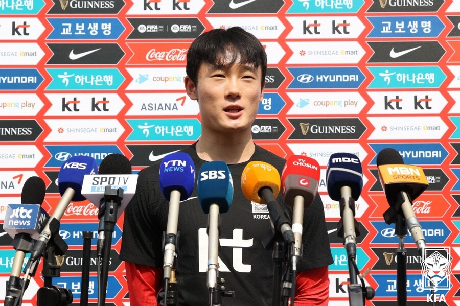 ▲ 15일 파주 트레이닝센터에서 열린 2023 항저우 아시안게임 대비 축구대표팀 소집 훈련 첫 날 취재진과 인터뷰하는 엄원상. ⓒ대한축구협회