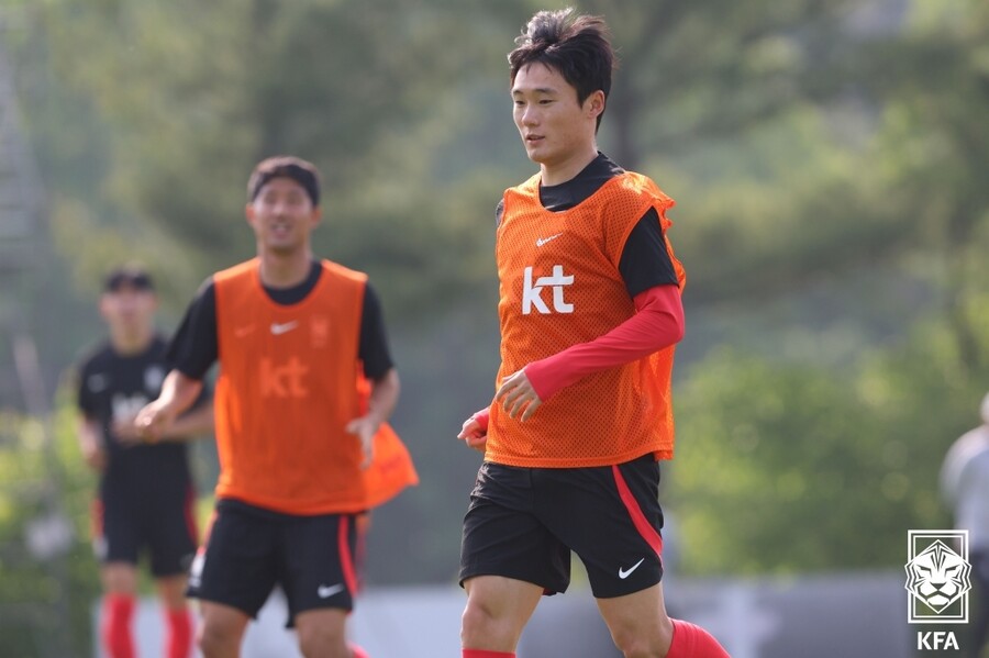 ▲ 15일 파주 트레이닝센터에서 열린 2023 항저우 아시안게임 대비 축구대표팀 소집 훈련 첫 날 훈련하는 엄원상. ⓒ대한축구협회