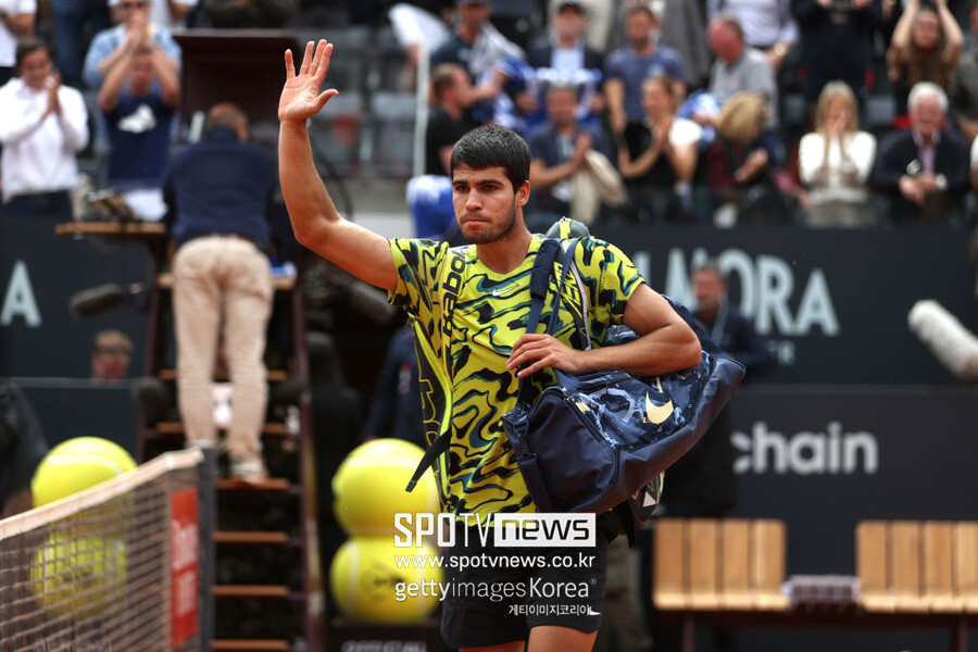 ▲ 카를로스 알카라스가 2023 ATP 투어 로마오픈 단식 3회전에서 탈락한 뒤 코트에서 퇴장하고 있다.