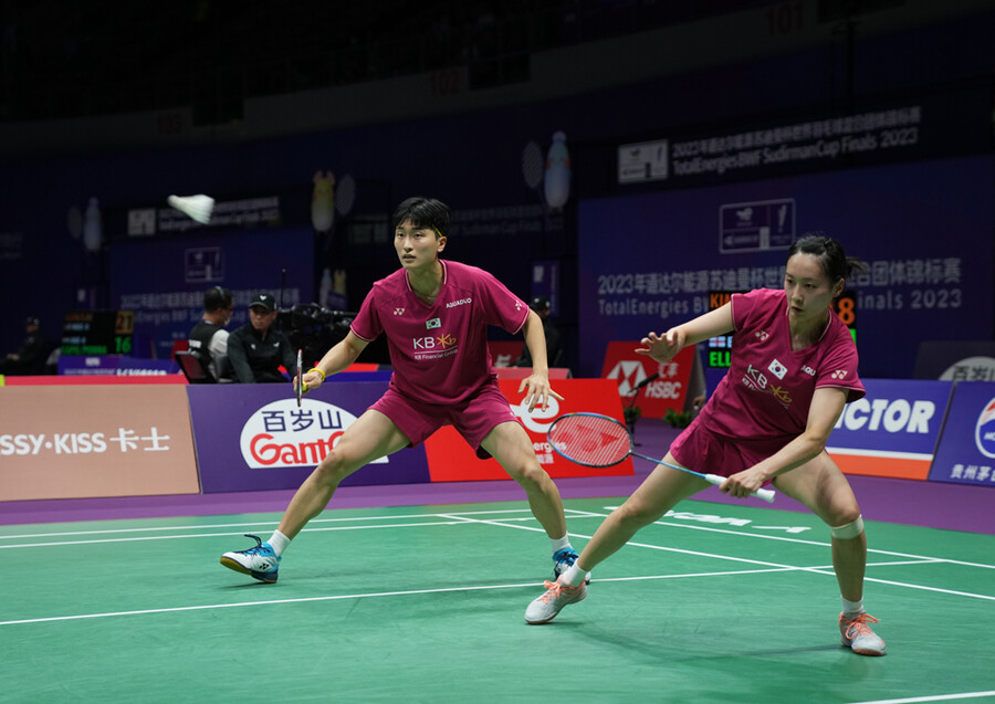▲ 2023 BWF 수디르만컵 조별리그 2차전 혼합 복식에 출전한 김원호(왼쪽)와 채유정 ⓒ연합뉴스/신화