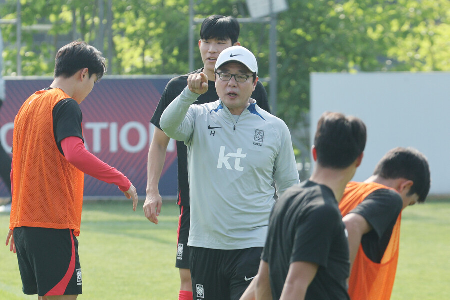 ▲ 선수 점검 시간이 부족해 속이 타는 황선홍 24세 이하(U-24) 항저우 아시안게임 대표팀 감독  ⓒ연합뉴스