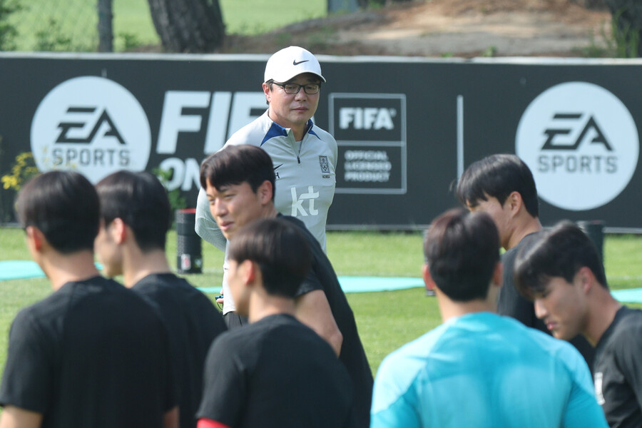 ▲ 선수 점검 시간이 부족해 속이 타는 황선홍 24세 이하(U-24) 항저우 아시안게임 대표팀 감독  ⓒ연합뉴스
