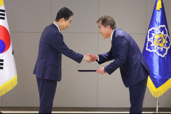 한국체육대학교 문원재 총장이 한덕수 국무총리로부터 임명장을 받았다. ⓒ한국체대