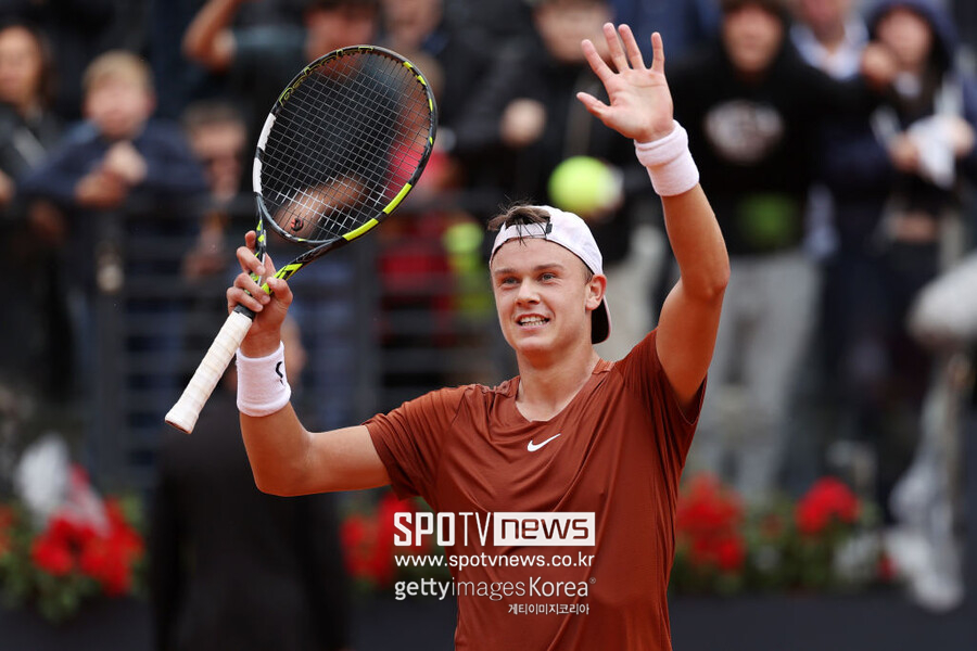 [ATP] '20세 신성' 루네, 조코비치 또 이겼다…"위대한 선수 이겨서 매우 자랑스럽다"