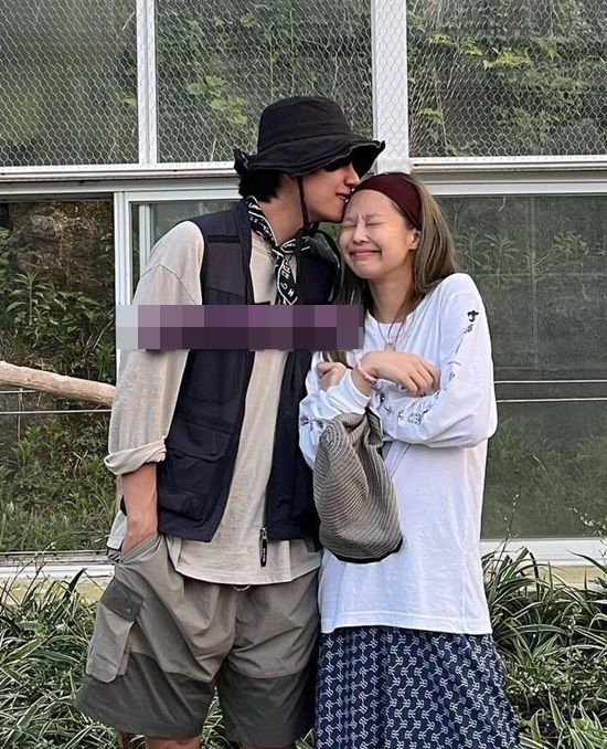 ▲ 뷔, 제니로 추정되는 인물들. 출처|온라인 커뮤니티