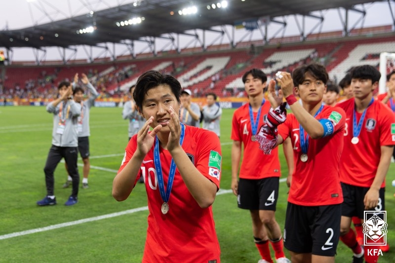 ▲ 준우승 차지했던 2019년 폴란드 대회, 이강인은 골든볼을 수상했다. ⓒ대한축구협회