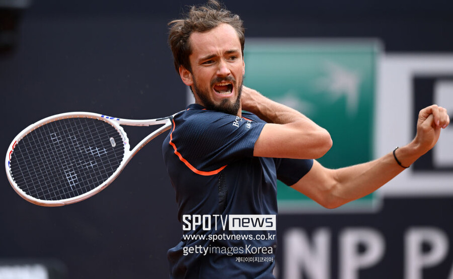▲ 다닐 메드베데프가 2023 ATP 투어 로마오픈 단식 8강전에서 경기를 펼치고 있다.