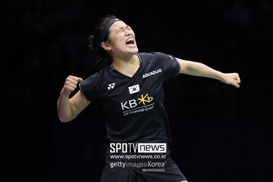 ▲ 2023 BWF 수디르만컵 8강전 여자단식에서 세계 랭킹 3위 타이쯔잉을 꺾고 환호하는 안세영