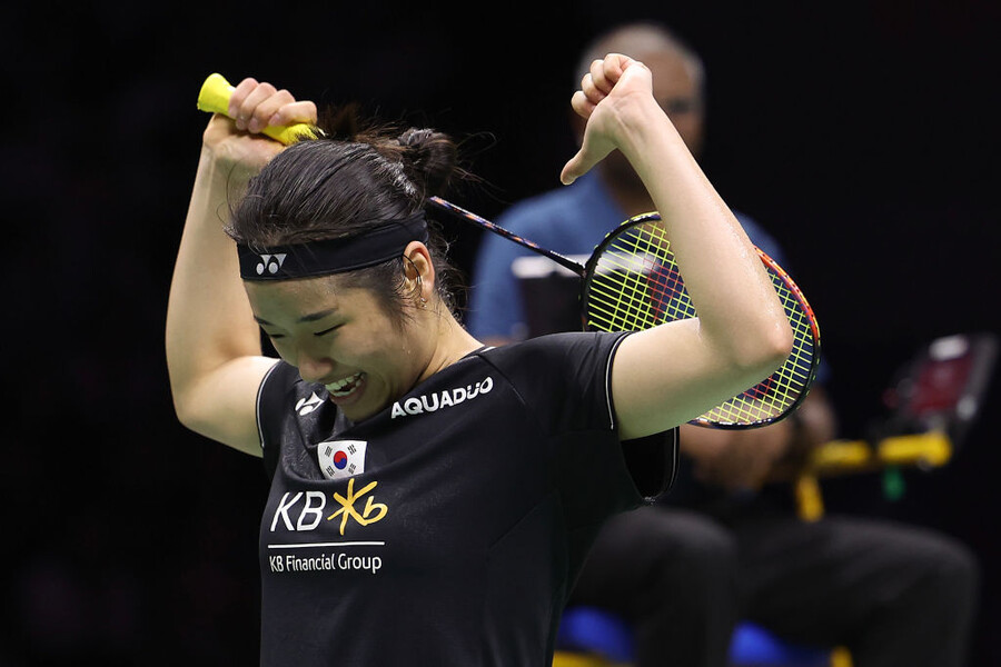 ▲ 2023 BWF 수디르만컵 8강전에서 타이쯔잉을 이긴 뒤 세리머니하는 안세영
