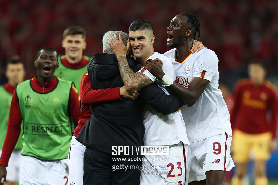AS로마 선수들과 끌어안으며 UEFA 유로파리그 결승 진출을 축하하는 주제 무리뉴 감독.