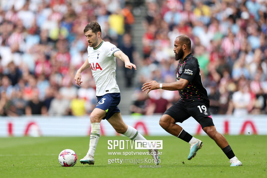 ▲ 홀로 두 골을 책임진 음뵈모(사진 오른쪽).