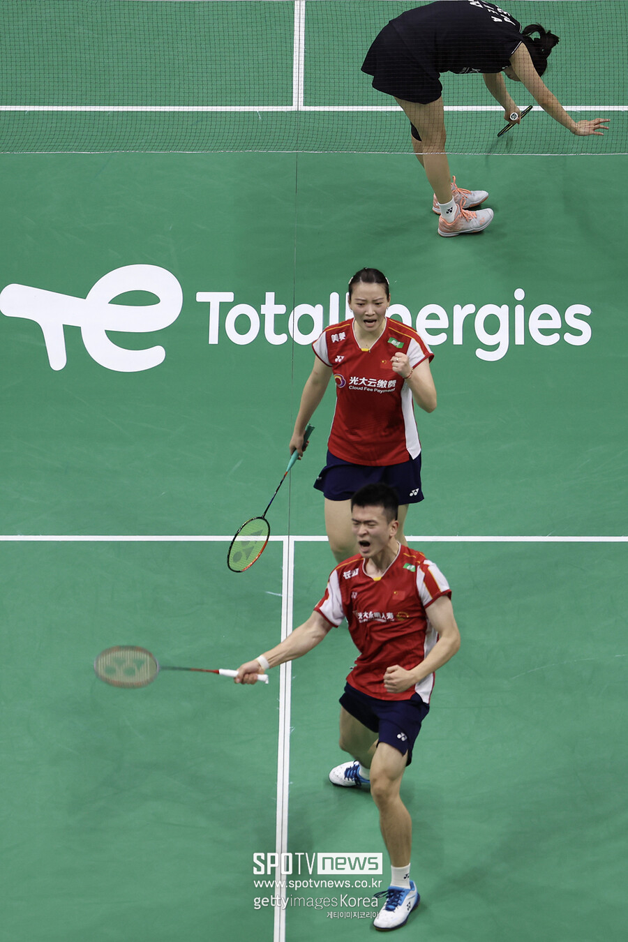 ▲ 2023 BWF 수디르만컵 결승전 혼합 복식에서 긴 랠리 끝에 득점을 올린 뒤 환호하는 정쓰웨이(앞)와 황야충