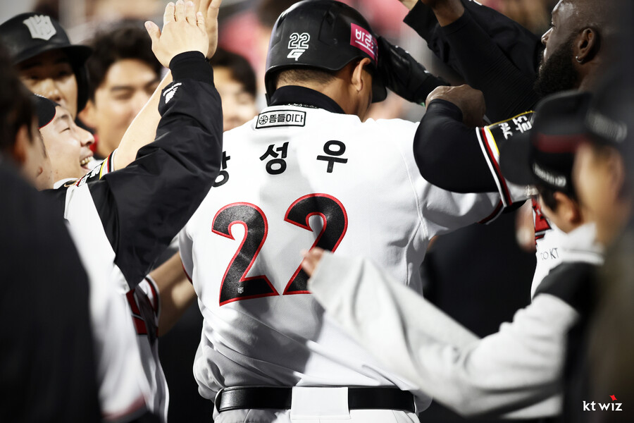 ▲ kt 위즈 안방마님 장성우(22번). ⓒkt 위즈