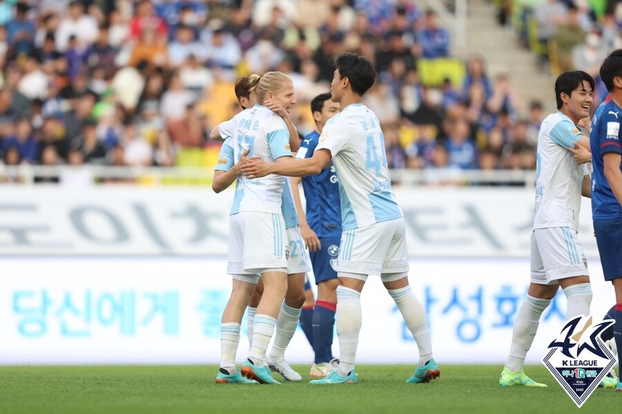 ▲  루빅손의 선제골에 도움을 기록했던 설영우(사진 오른쪽) ⓒ한국프로축구연맹