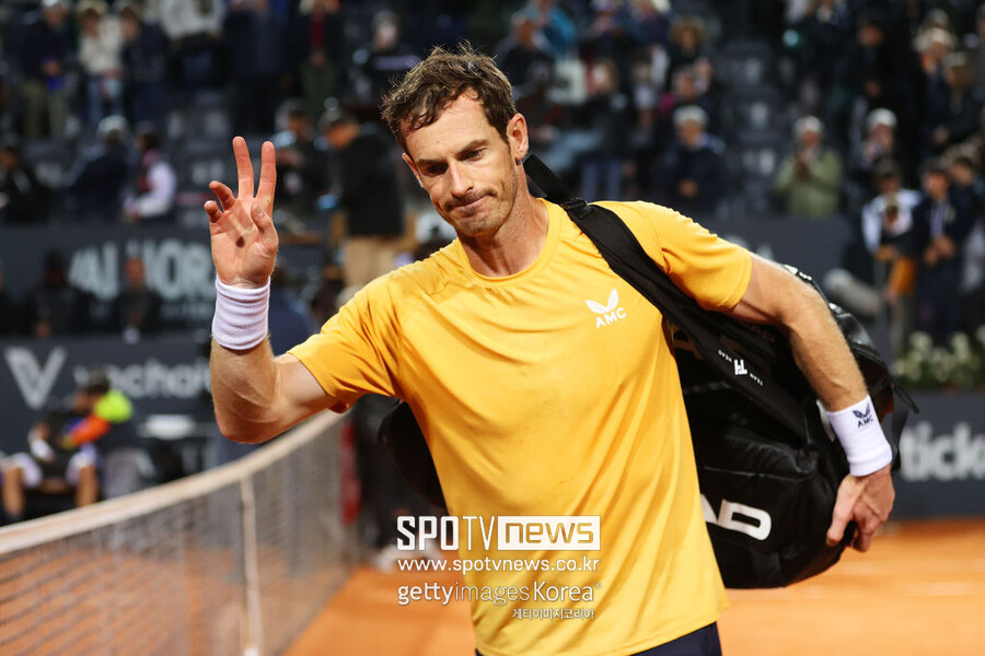 ▲ 2023 ATP 투어 로마오픈 1회전에서 탈락한 뒤 코트에서 퇴장하는 앤디 머리