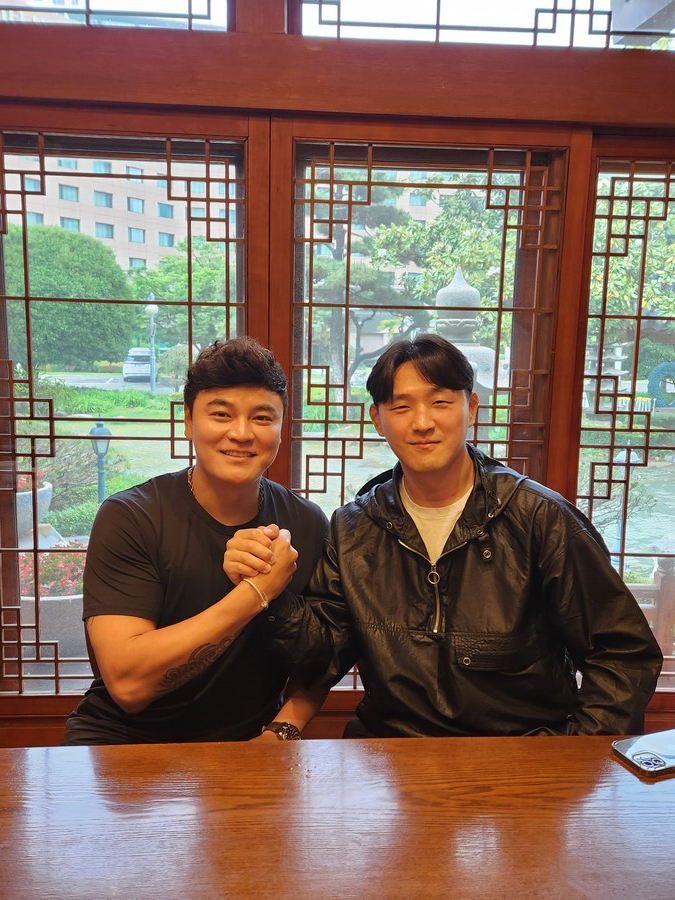 ▲ 마동현(오른쪽)에게 거액의 재활 치료비를 후원하기로 한 추신수 ⓒ마동현 SNS