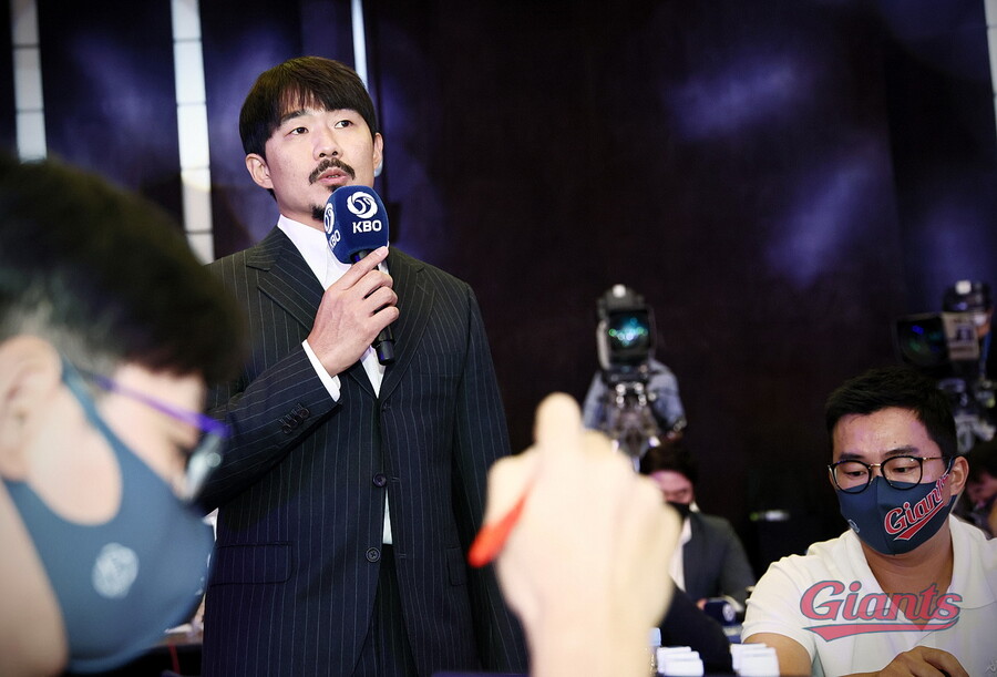▲ 팀 성적에 따라 성민규 단장의 다음 전략도 결정될 가능성이 크다 ⓒ롯데자이언츠
